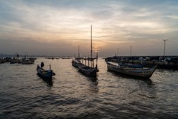 Accra;-Ghana;-Jamestown;-fishing-harbour;-Jamestown-harbour;-pirogue;-wooden-fishing-boat;-fishing-canoe;-painted-names;-colourful;-sunrise;-artisanal-fishing;-fishing-community;-Gulf-of-Guinea;-West-Africa;-historic-district;-tradition;-documentary-photography;-Kaleidos;-Kaleidos-images;-La-parole-à-limage;-Stories-Pictures;-Tarek-Charara